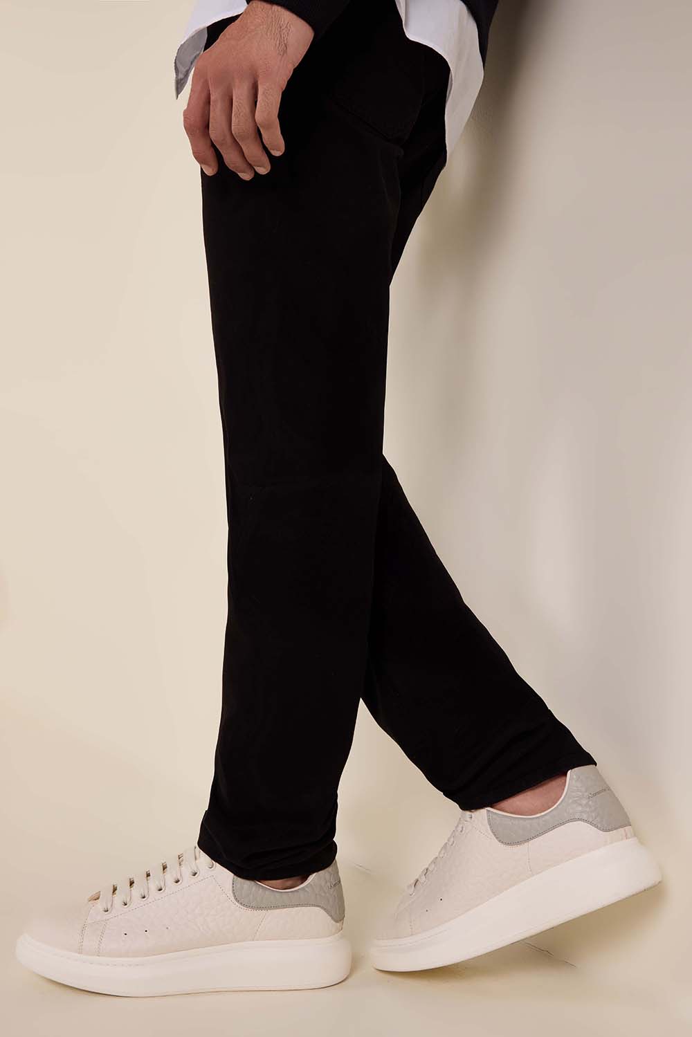 תמונת כל הלוק של נעלי סניקרס אוברסייז